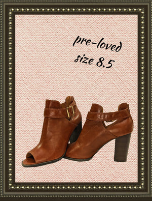 Fioni shoe/boot - so cute -size 8.5 (b)