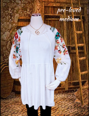 Beautiful white knit dress with sheer embroidered sleeves - size med (b)