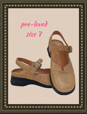 MURTOSA tan sandal shoes - adorable - size 7 (b)