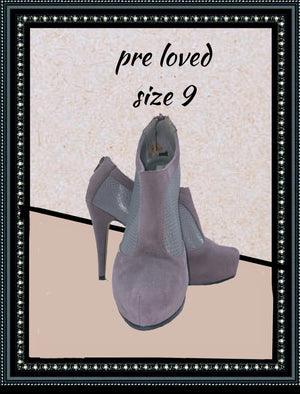 Shoe Dazzle high heels - classy - size 9 (b)